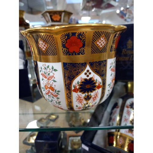 125 - Royal Crown Derby Old Imari Gardenia planters, one large, one small Date LXI 1998 & MMI 2001, approx... 