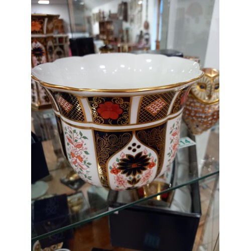 125 - Royal Crown Derby Old Imari Gardenia planters, one large, one small Date LXI 1998 & MMI 2001, approx... 