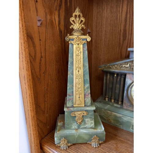 158 - Vintage mantlepiece clock with 2 obelisks