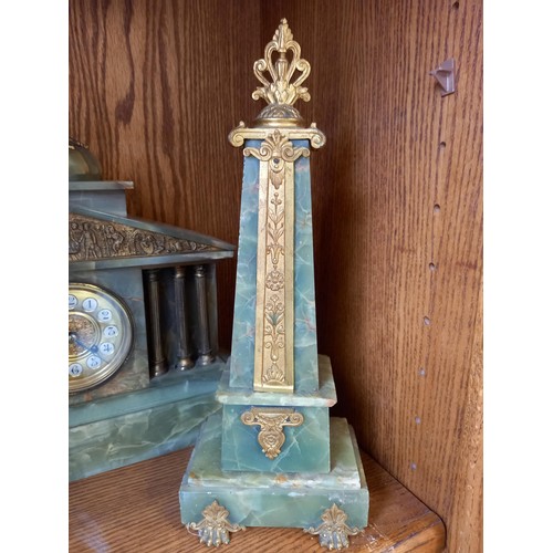 158 - Vintage mantlepiece clock with 2 obelisks