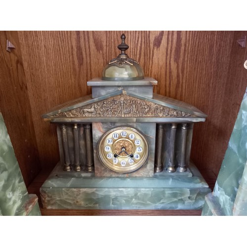 158 - Vintage mantlepiece clock with 2 obelisks