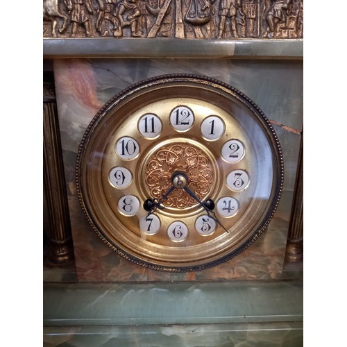 158 - Vintage mantlepiece clock with 2 obelisks