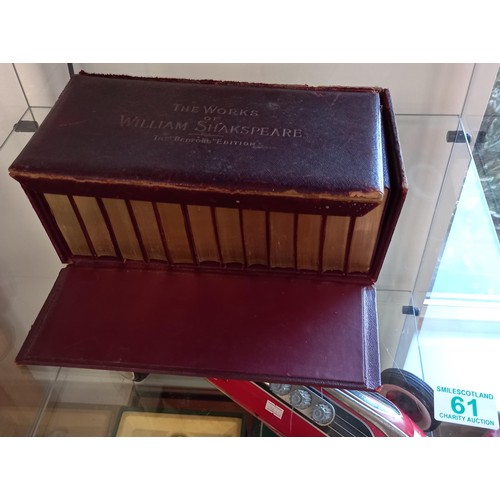 61 - Leather bound box with 12 The Works of William Shakespeare.