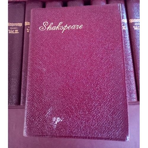 61 - Leather bound box with 12 The Works of William Shakespeare.