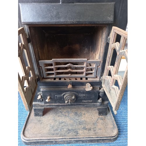 294 - Cast iron wood burning stove with bottom plate and cast iron hearth