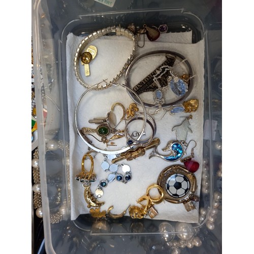 375 - Tray lot of costume jewellery