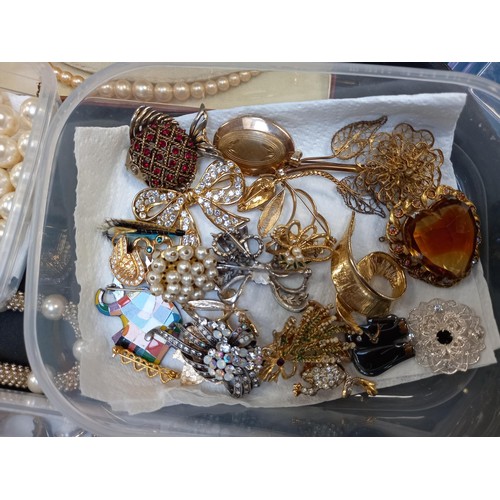 375 - Tray lot of costume jewellery