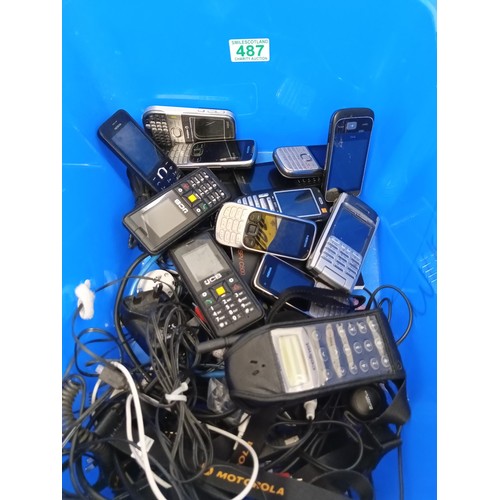 487 - A large selection of vintage Mobile phones and chargers .
UK postage for this lot is £15.88