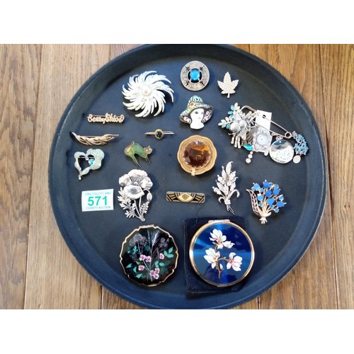 571 - 2x compacts and a lovely selection of brooches