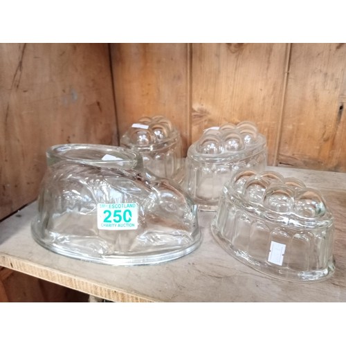 250 - Vintage jelly moulds