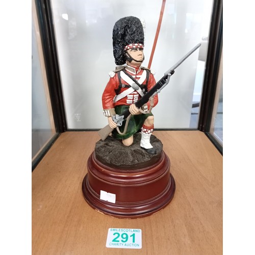 291 - Kneeling kilted soldier hand-painted Ballantynes of Walkerburn 24cm H approx.