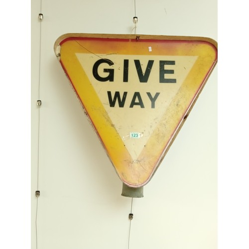 123 - Give way sign