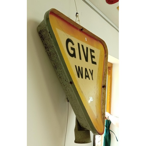 123 - Give way sign