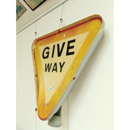 123 - Give way sign