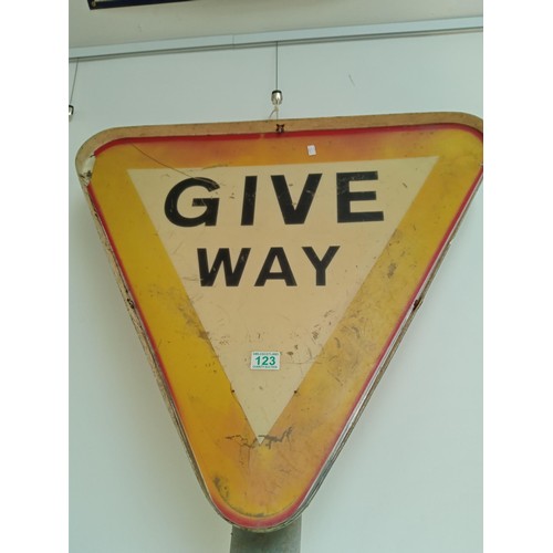 123 - Give way sign