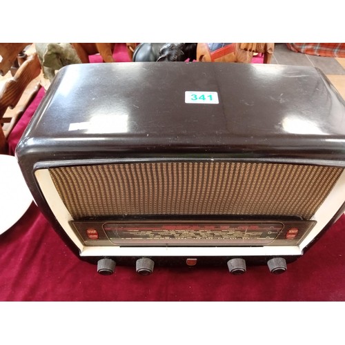 341 - vintage bakelite philips radio