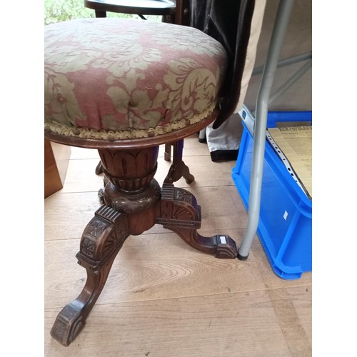 59 - Vintage stool and cake stand