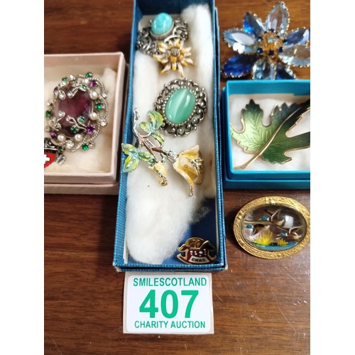 407 - A selection of mainly vintage costume jewellery