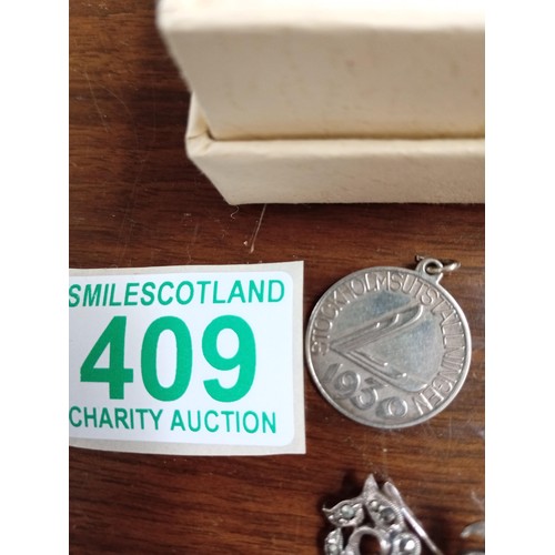 409 - Small selection of jewellery items