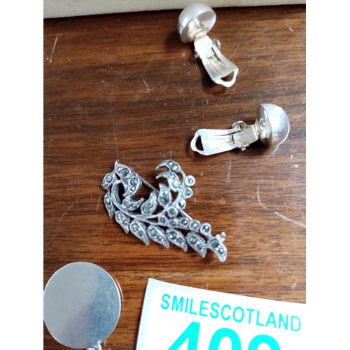 409 - Small selection of jewellery items