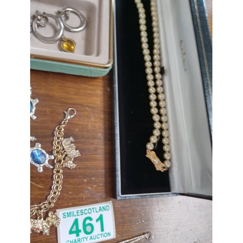 461 - A selection of costume jewellery to include jewellery box please see photos