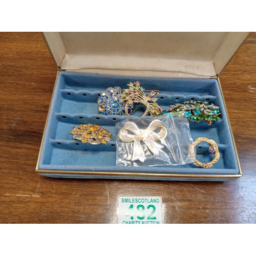 482 - Vintage jewellery box with contents