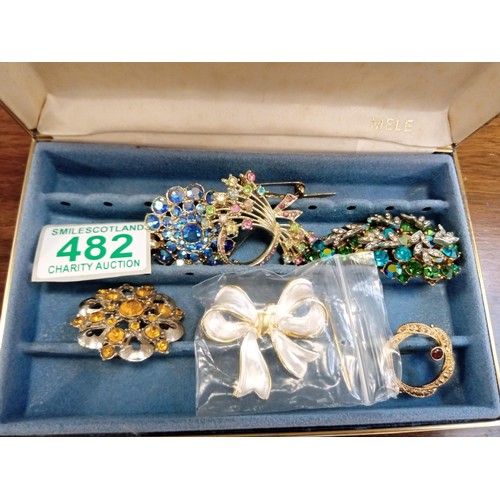 482 - Vintage jewellery box with contents