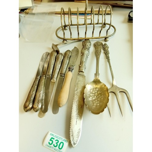 530 - A selection of vintage cutlery etc