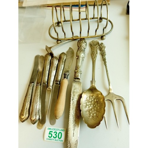 530 - A selection of vintage cutlery etc