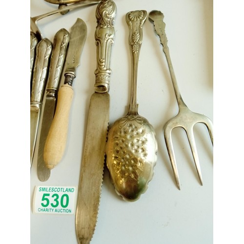 530 - A selection of vintage cutlery etc