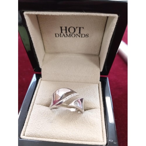 111 - hot Diamonds sterling silver ring , Edinburgh assay mark with original box