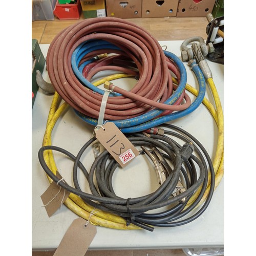 256 - Welders oxy acetylene hoses, earth clamp lead and lifting strop etc