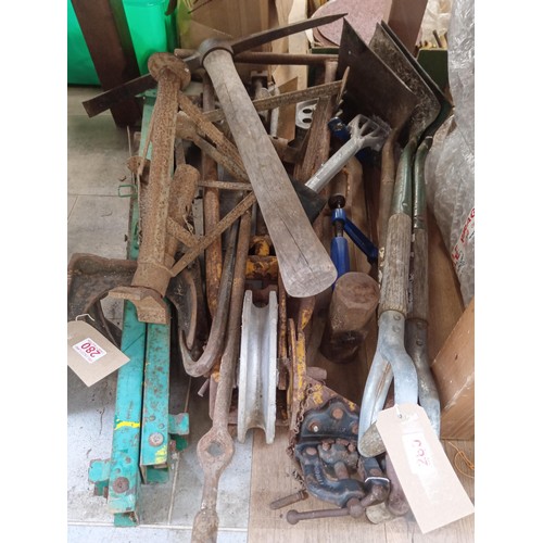 280 - Spades, axel stands, pipe bender etc A/F