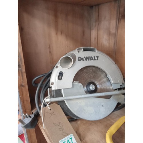 547 - Dewalt circular saw 7993 and a lamp