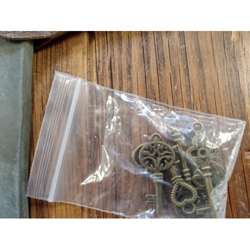 97 - Selection of odds to include some watch spares & some small vintage keys