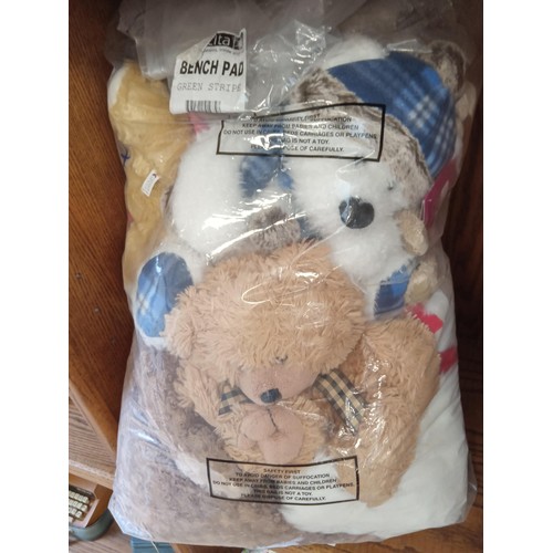 141 - Good selection of cuddly toys