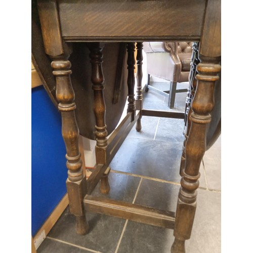 254 - 1930's solid oak large gate leg table.