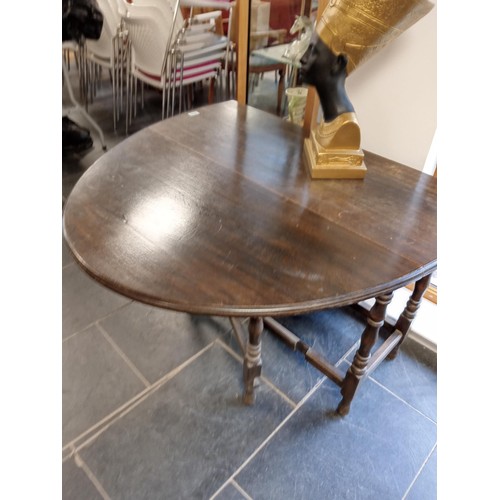 254 - 1930's solid oak large gate leg table.