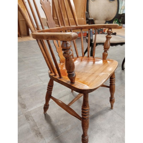 264 - Light wood, Windsor chair.