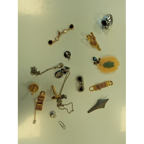 133 - Small selection of vintage jewellery