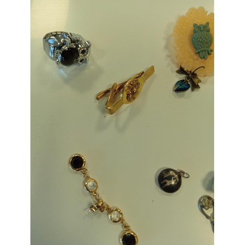 133 - Small selection of vintage jewellery