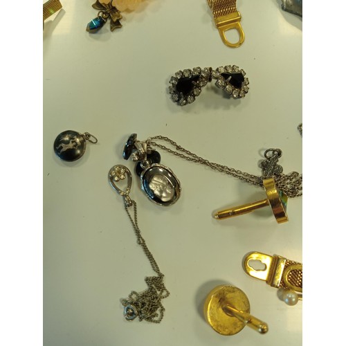 133 - Small selection of vintage jewellery