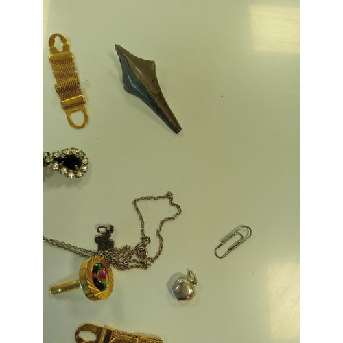 133 - Small selection of vintage jewellery