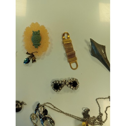 133 - Small selection of vintage jewellery