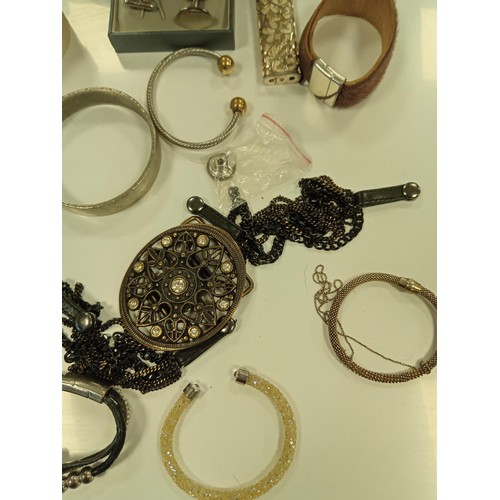 152 - Selection of jewellery & a five pound coin in a  black bag direct from a deceased estate