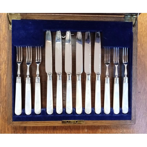 86 - Sterling silver collared cutlery set in original box.  Mop handles Sheffield 1926.  Maker John Sande... 