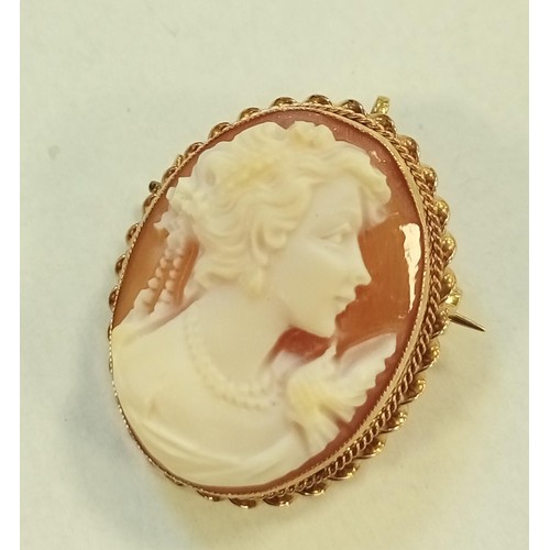 116 - Yellow metal Cameo brooch/ pendant with faded hallmarks