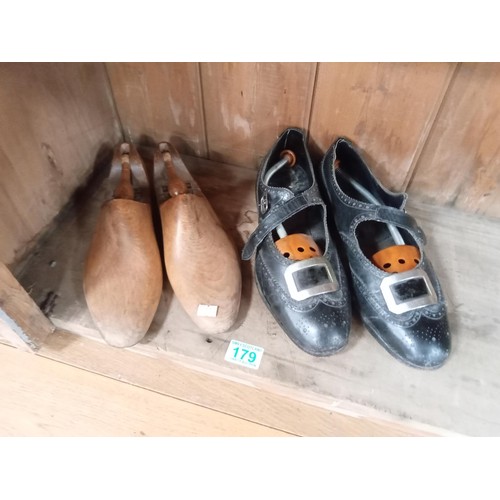 179 - A pair of vintage brogues and wooden lasts