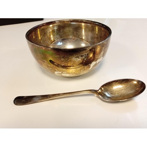 20 - Walker & Hall sterling silver hallmarked Sheffield bowl with rat tail spoon, in original presentatio... 