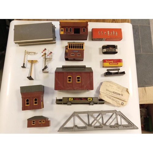 76 - 1 box of Triang railway buildings etc see photos